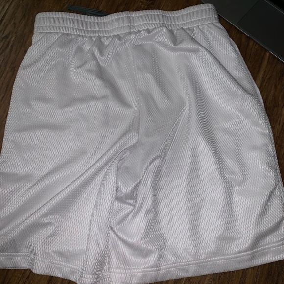 White gym shorts - Picture 2 of 2